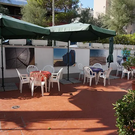 Ξενοδοχείο Caravan 2*